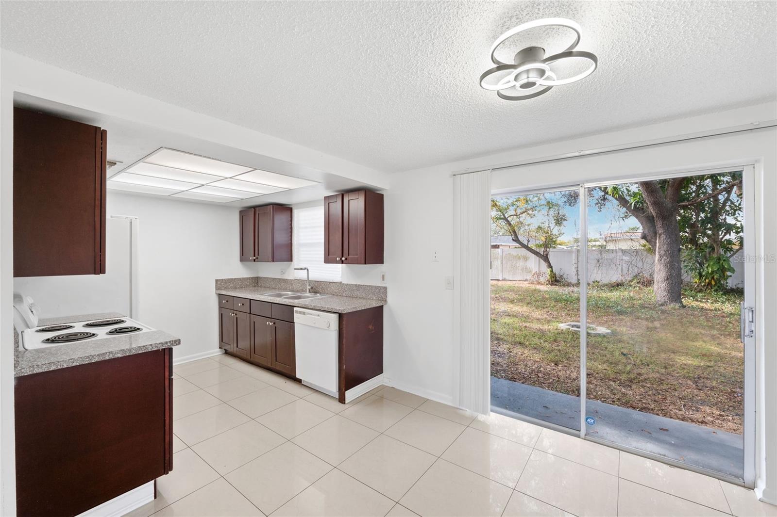 8255 GREENLEAF CIR