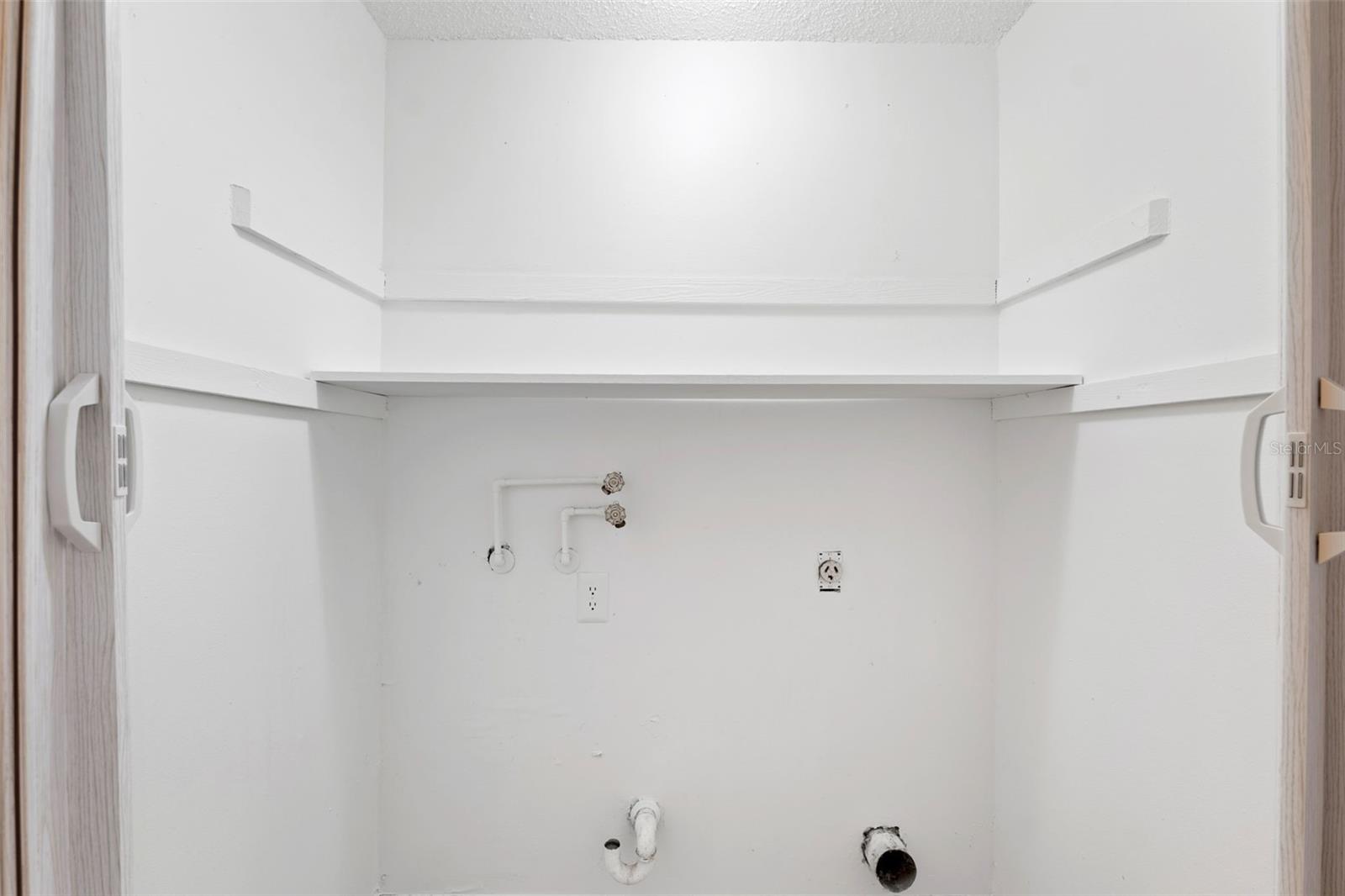 8255 GREENLEAF CIR
