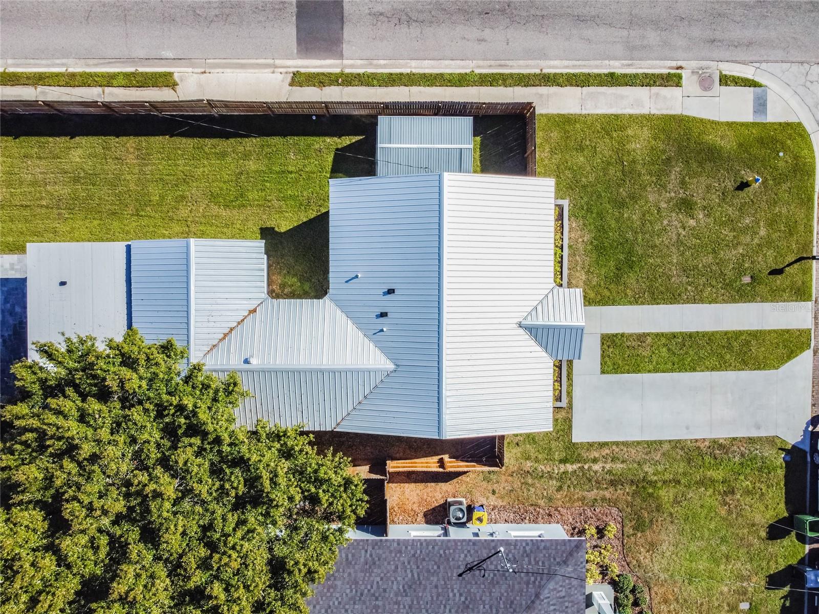 701 W WOODLAWN AVE