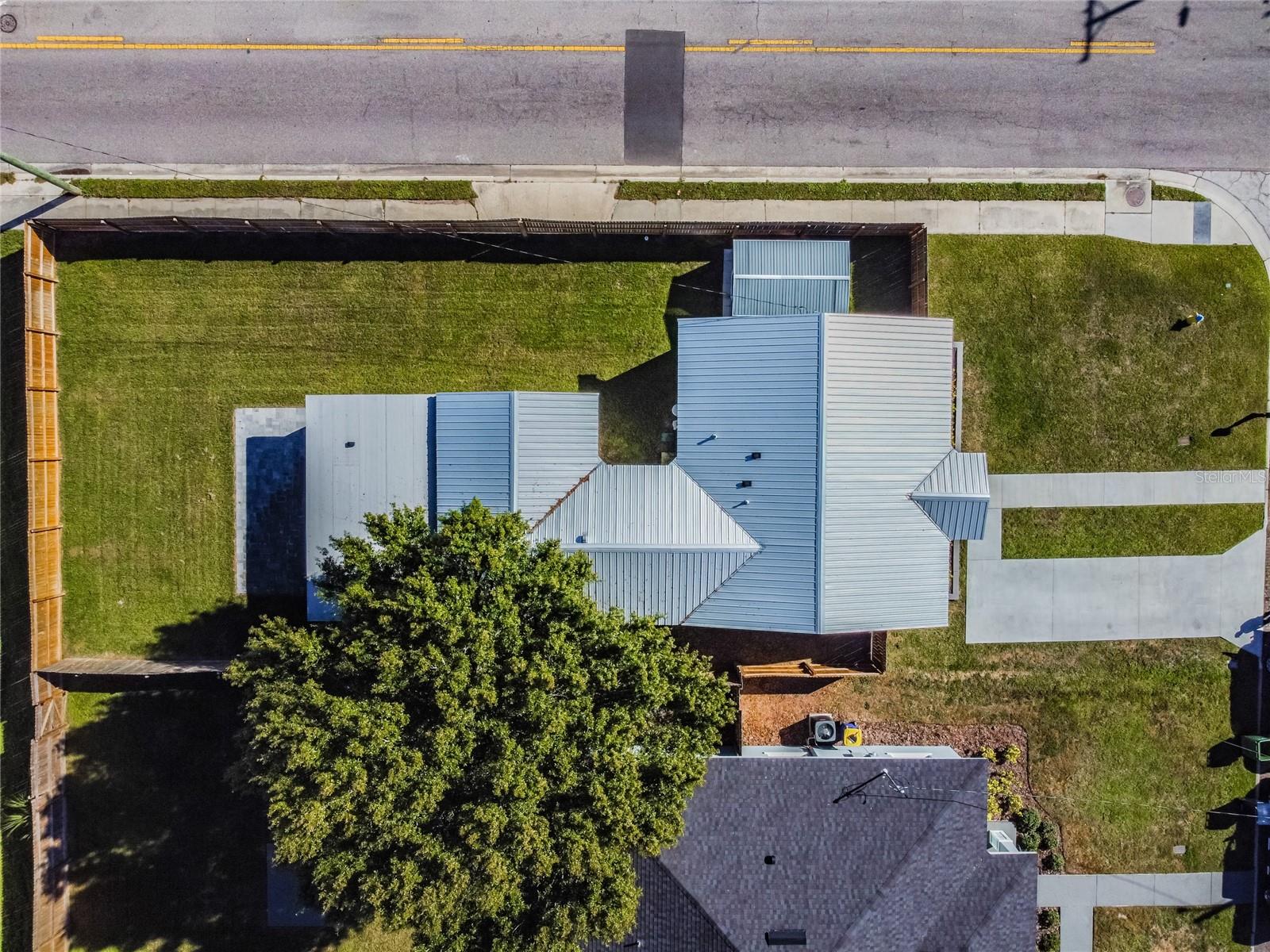 701 W WOODLAWN AVE