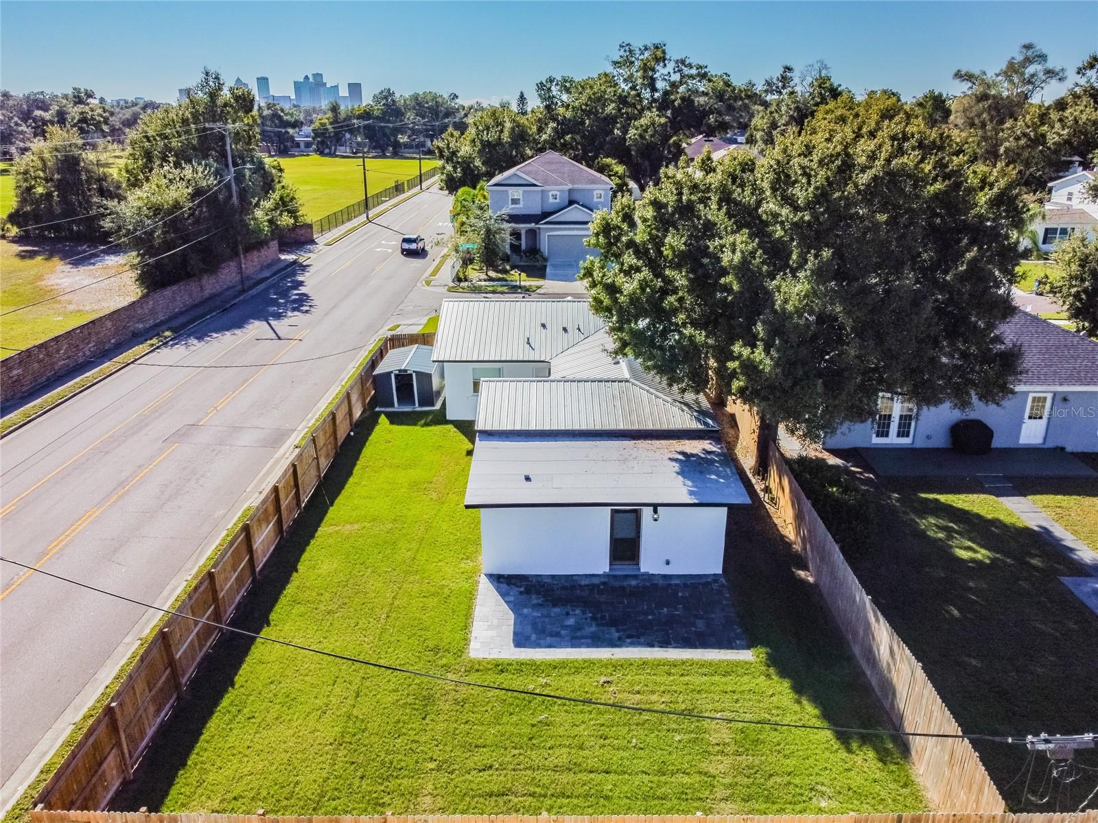 701 W WOODLAWN AVE