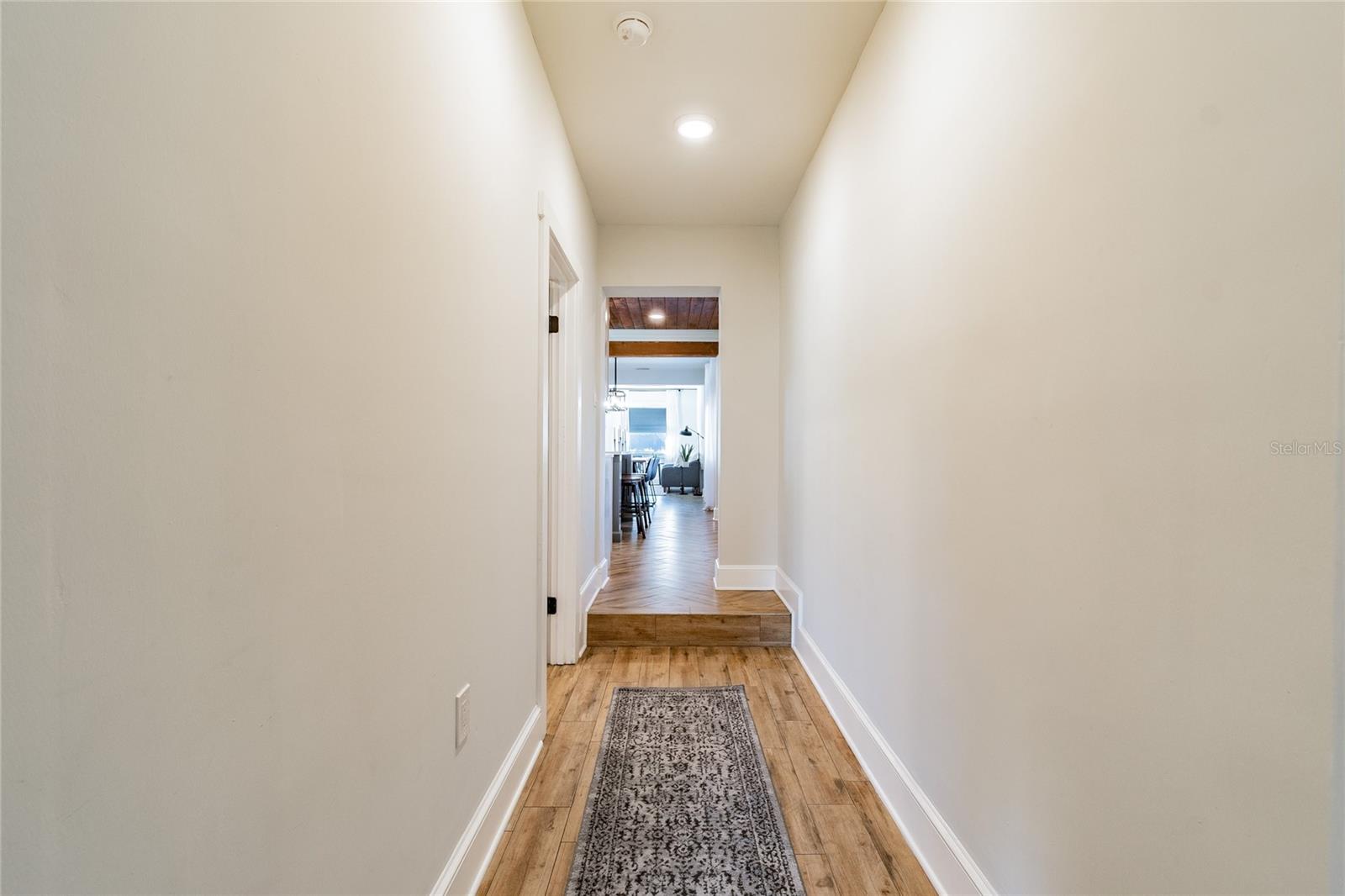 701 W WOODLAWN AVE