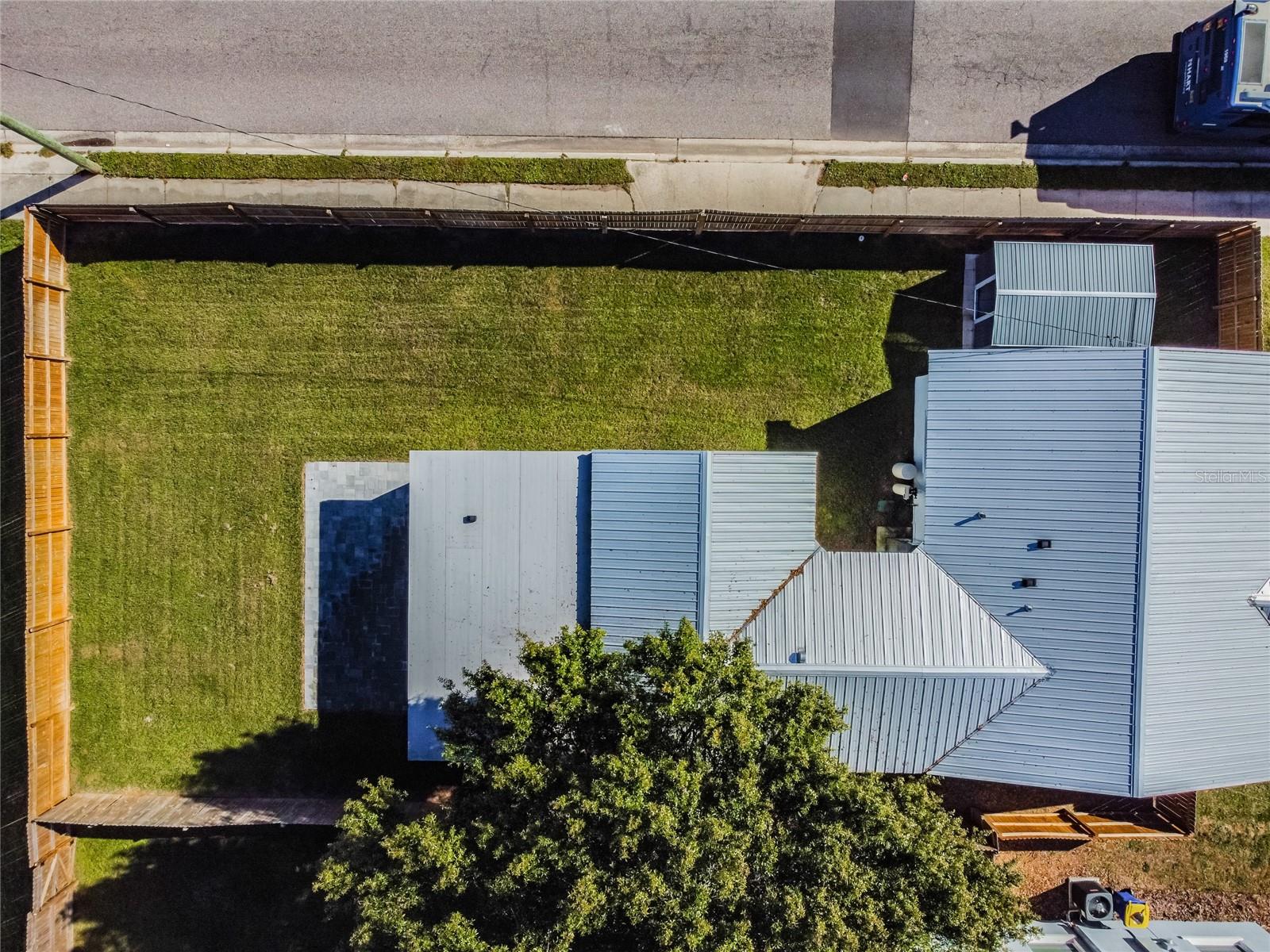 701 W WOODLAWN AVE