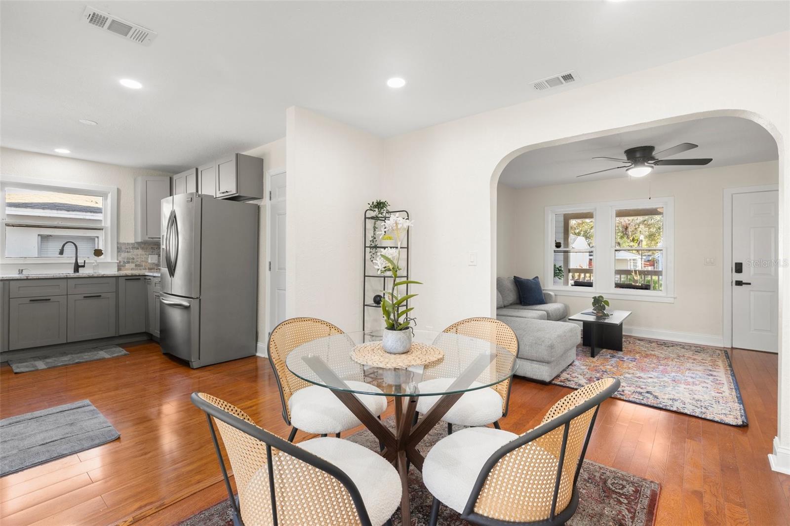 307 W ALVA ST