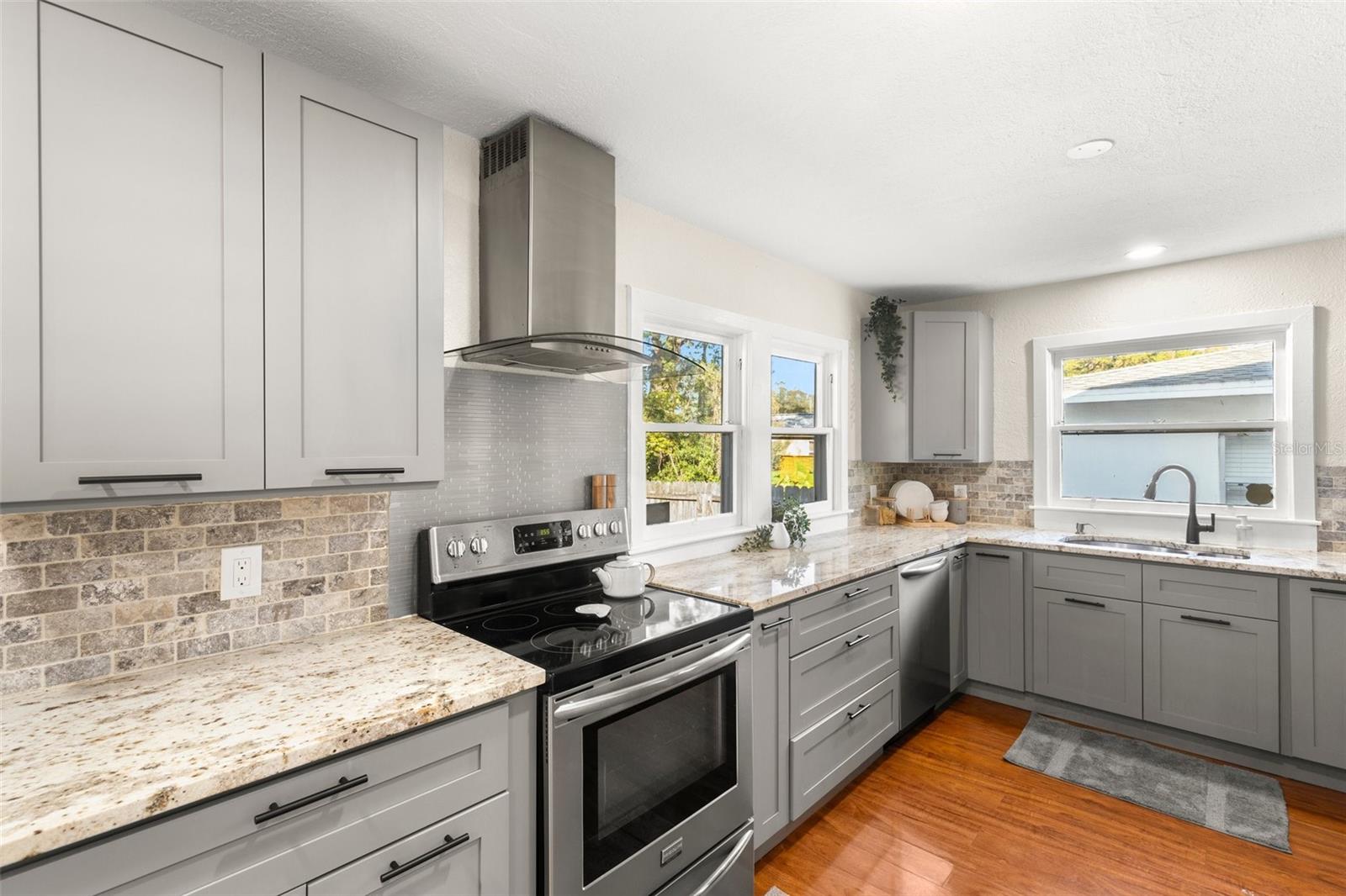 307 W ALVA ST
