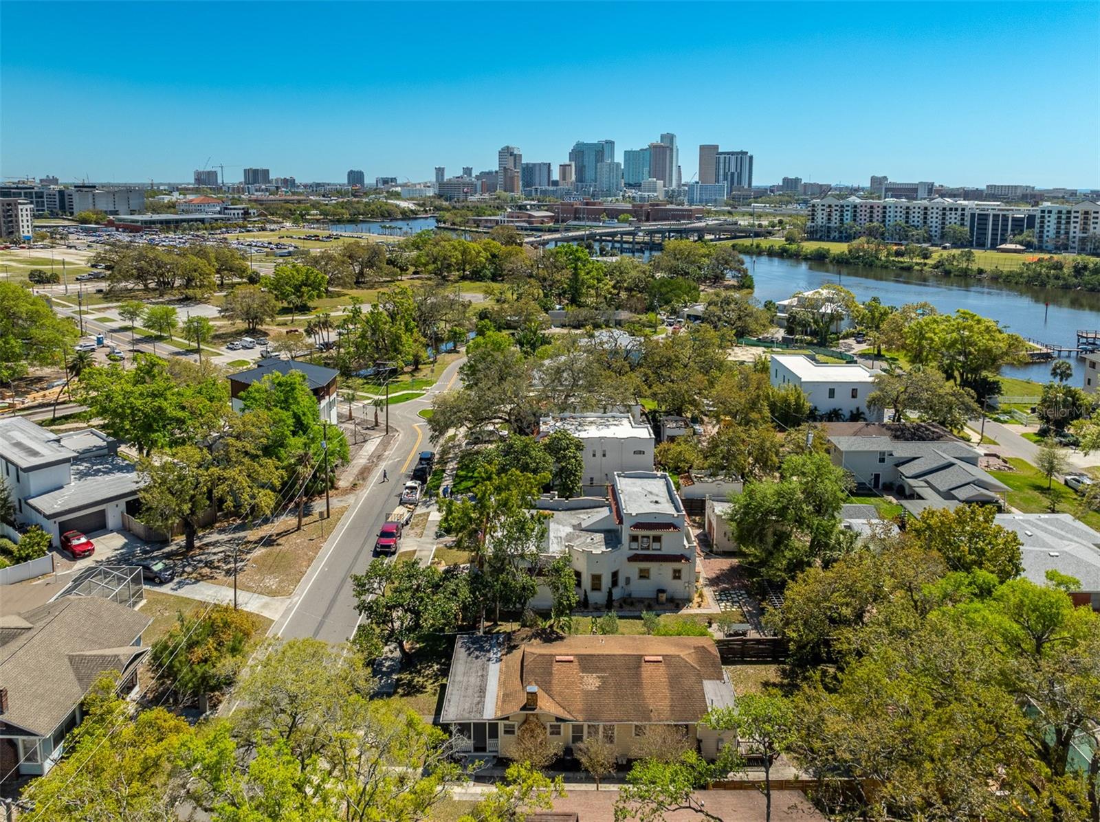 2222 N RIDGEWOOD AVE