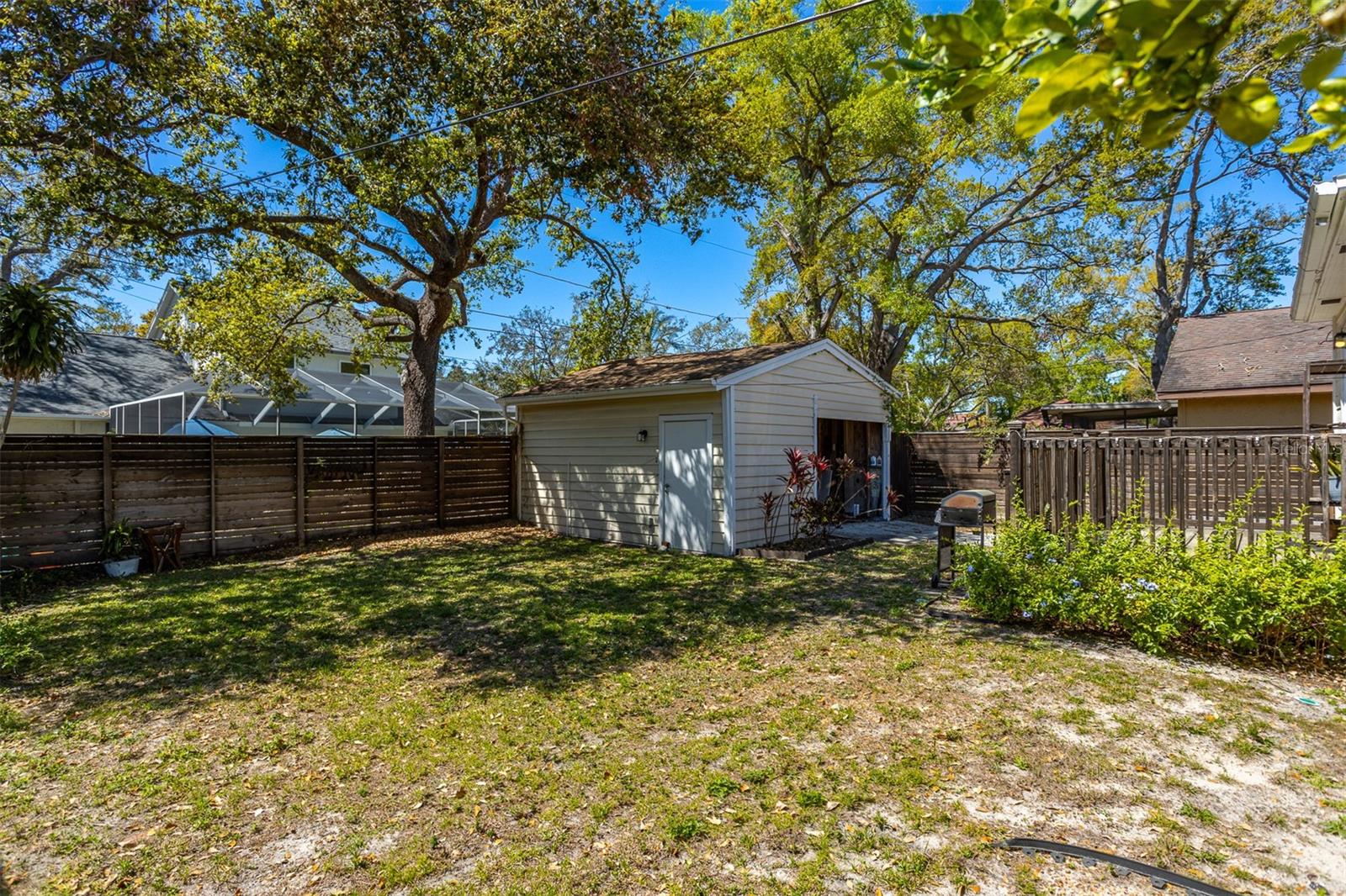 2222 N RIDGEWOOD AVE