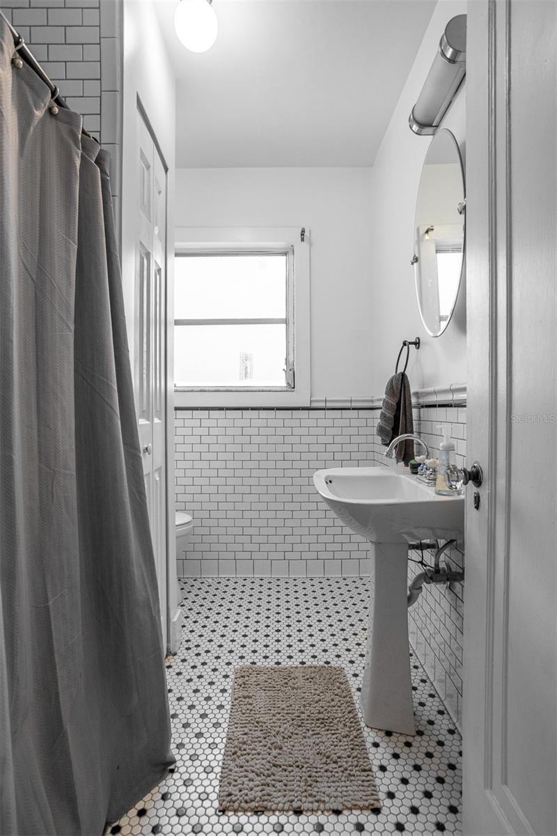 2222 N RIDGEWOOD AVE