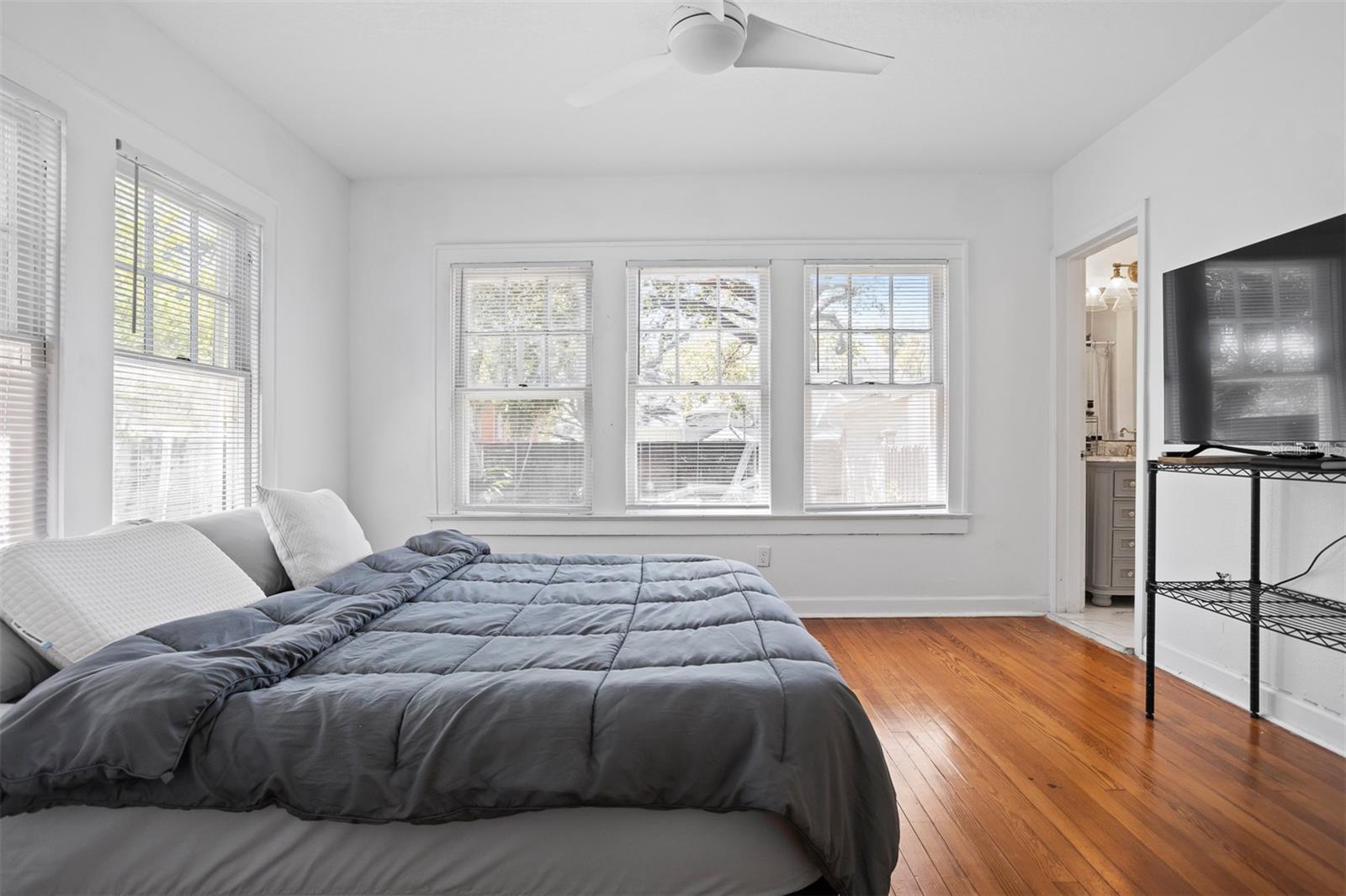 2222 N RIDGEWOOD AVE