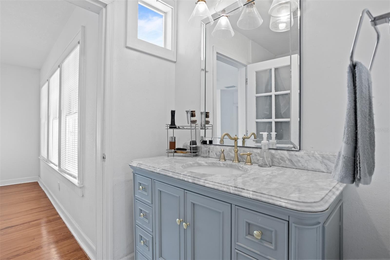 2222 N RIDGEWOOD AVE