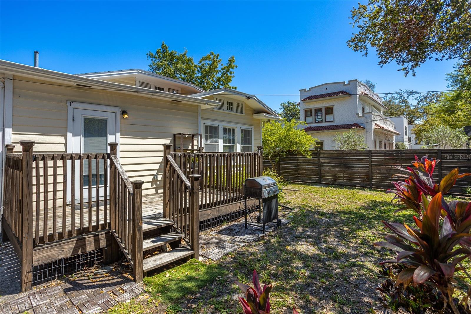 2222 N RIDGEWOOD AVE