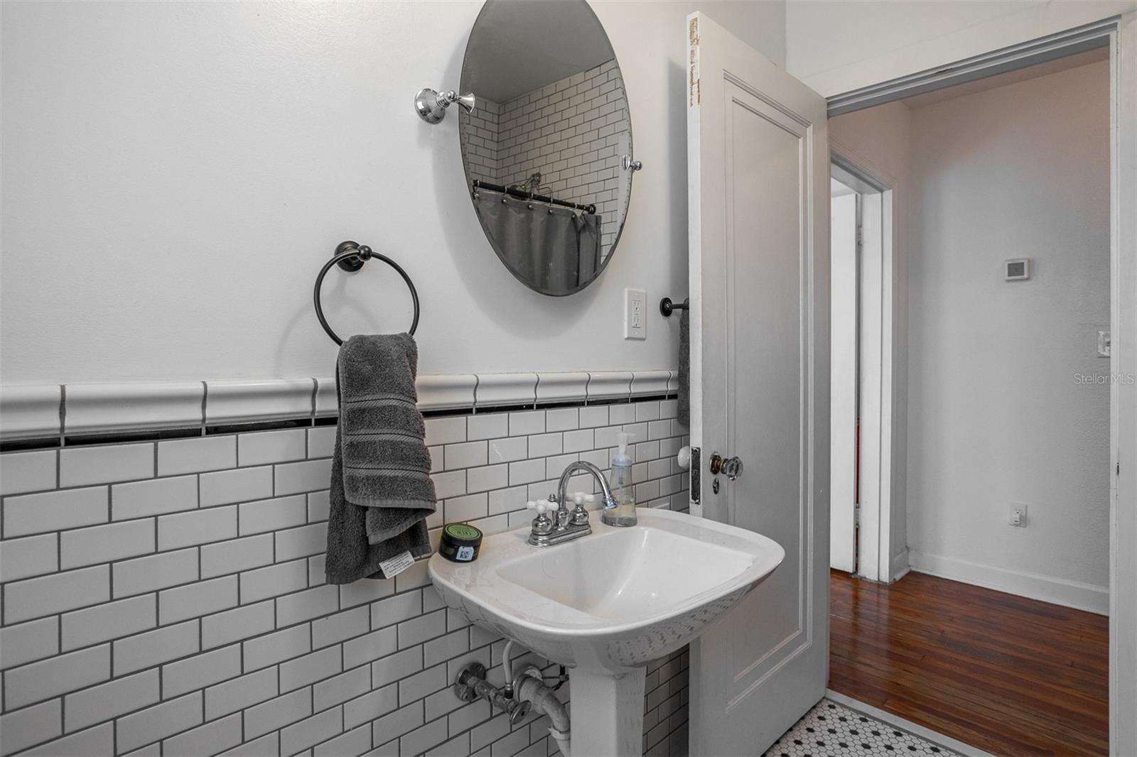 2222 N RIDGEWOOD AVE