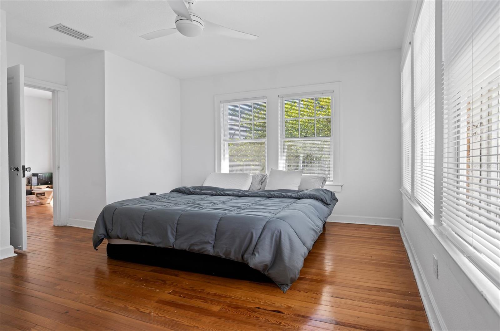 2222 N RIDGEWOOD AVE