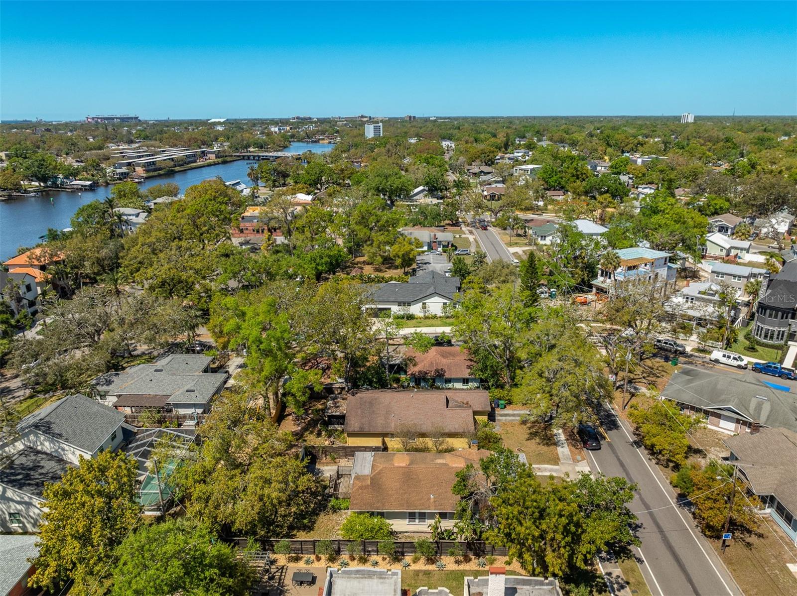 2222 N RIDGEWOOD AVE