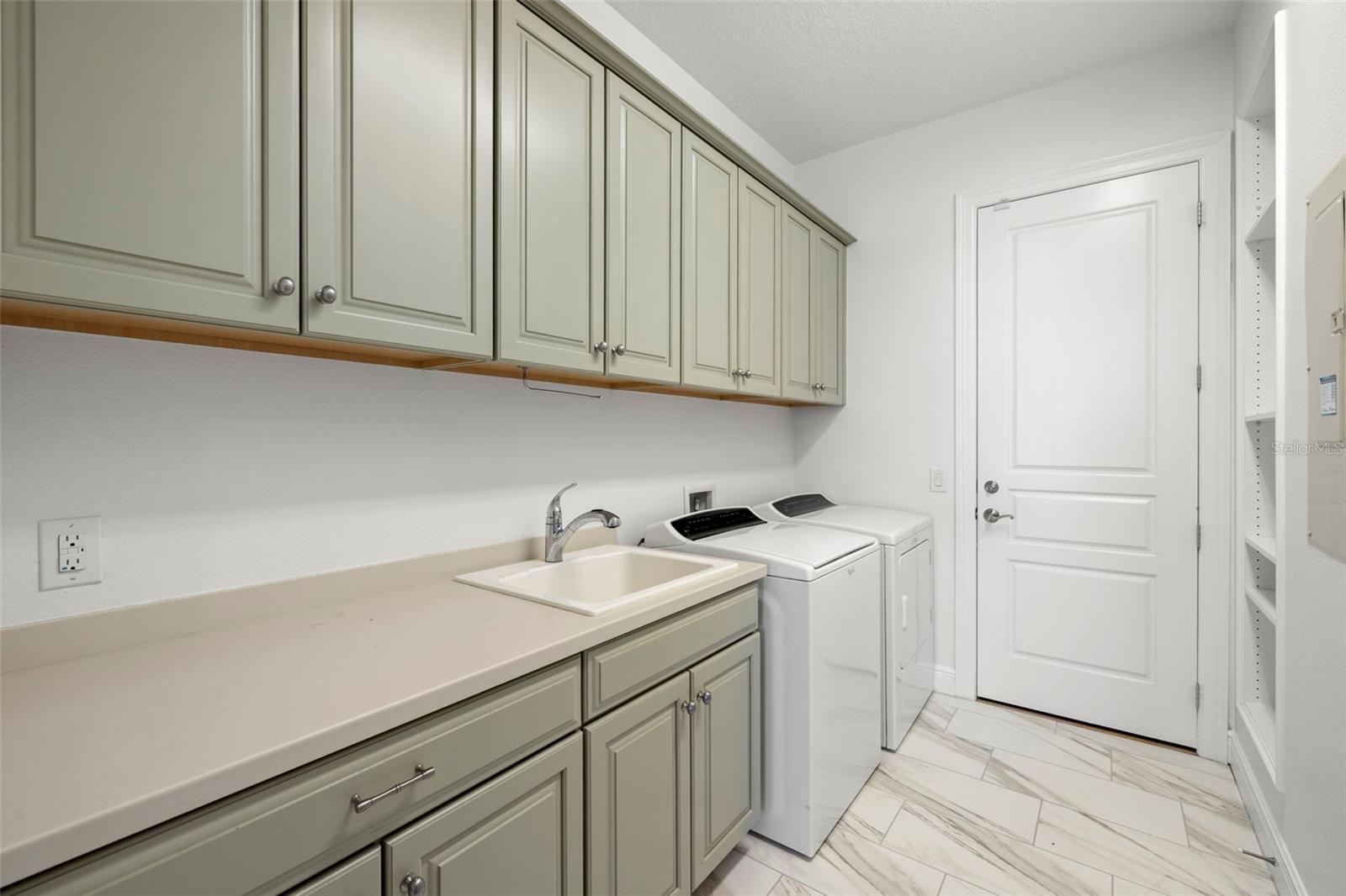 5703 YEATS MANOR DR #401