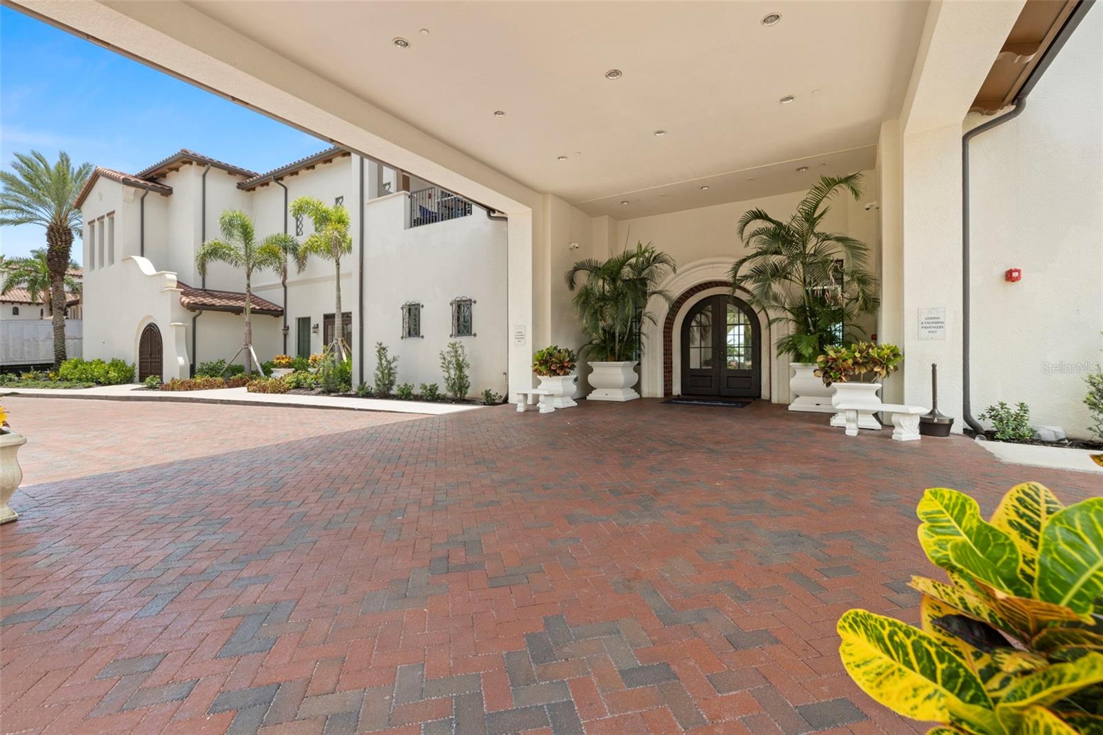 5703 YEATS MANOR DR #401