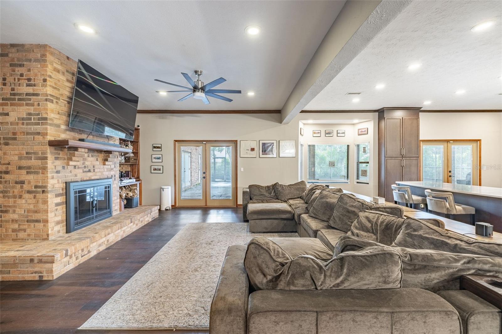 1202 W PINEDALE DR