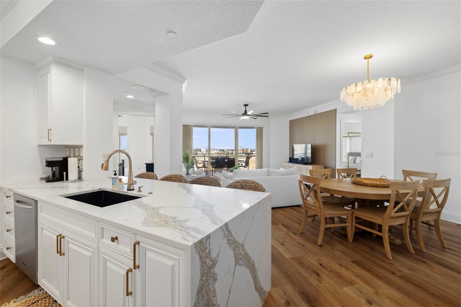 11 BAYMONT ST #909
