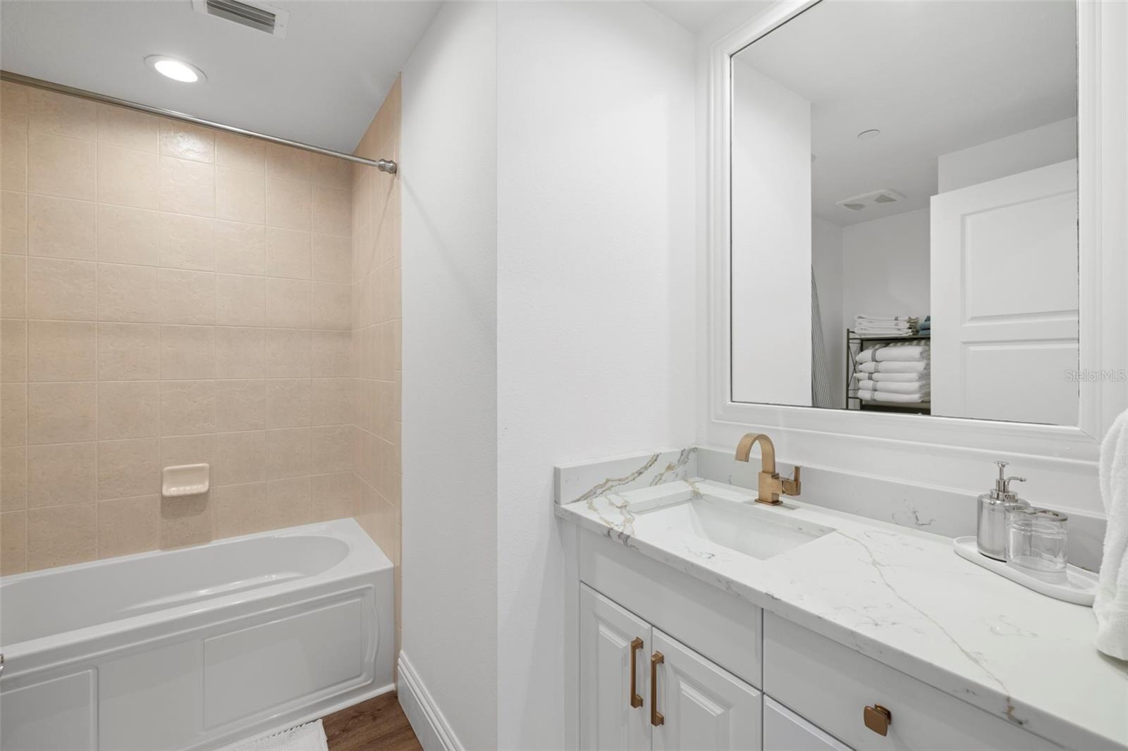 11 BAYMONT ST #909
