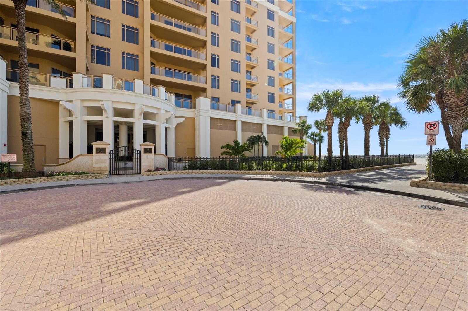 11 BAYMONT ST #909