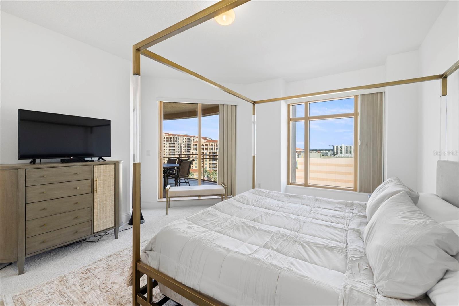 11 BAYMONT ST #909