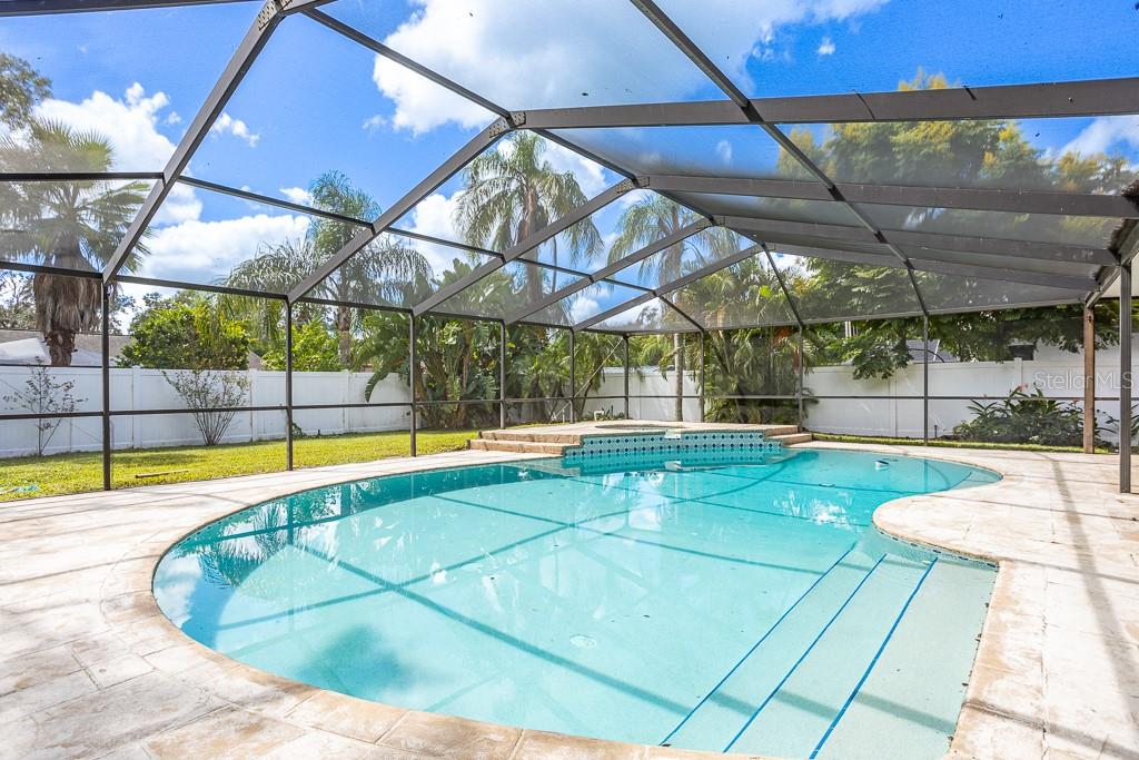 1623 SHADY LEAF DR