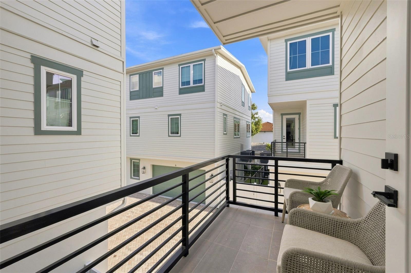 407 S ALBANY AVE #2