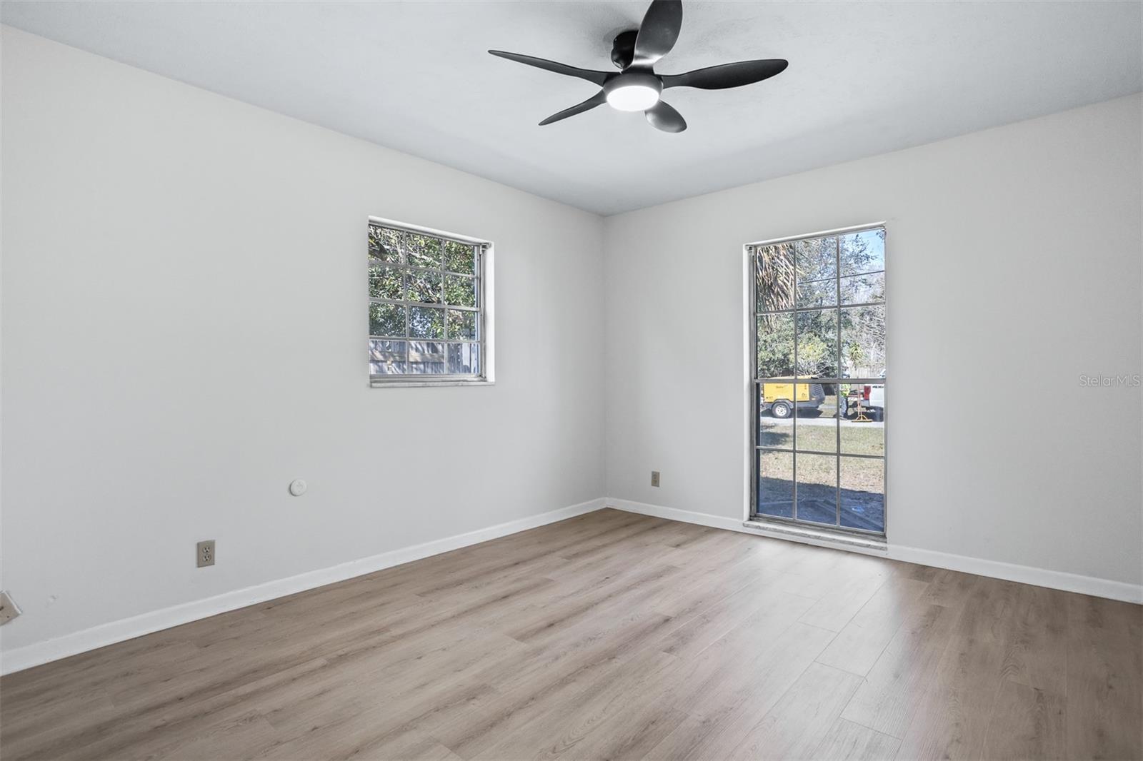 812 W WARREN AVE