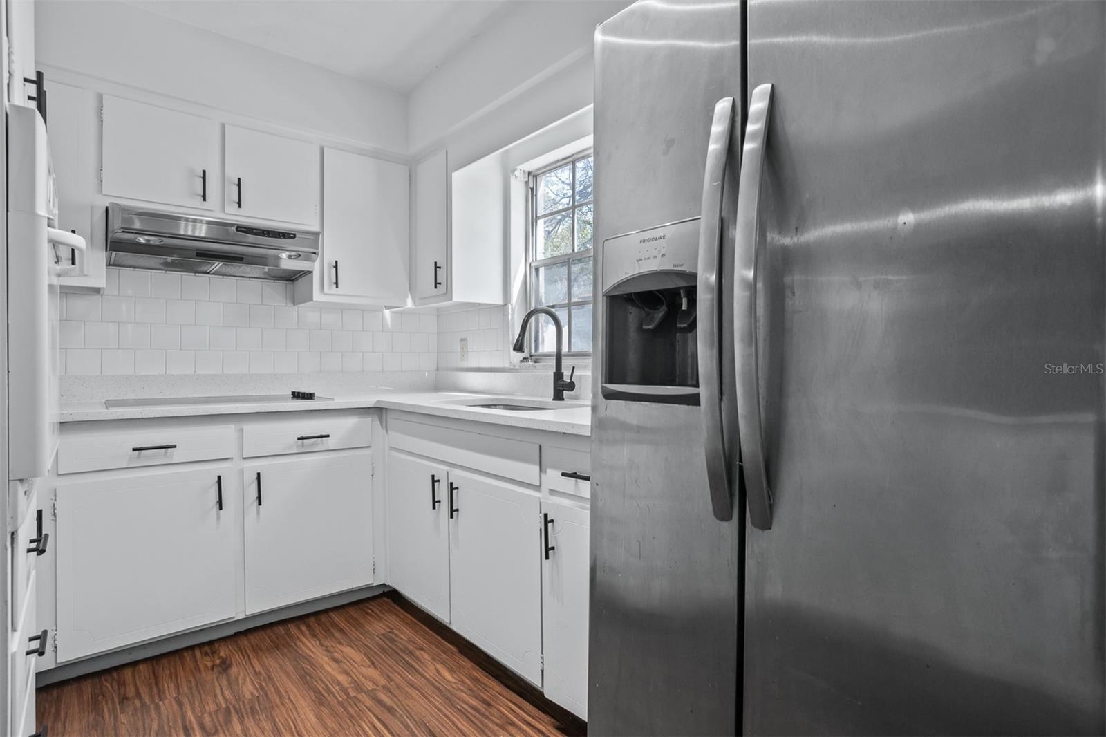 812 W WARREN AVE