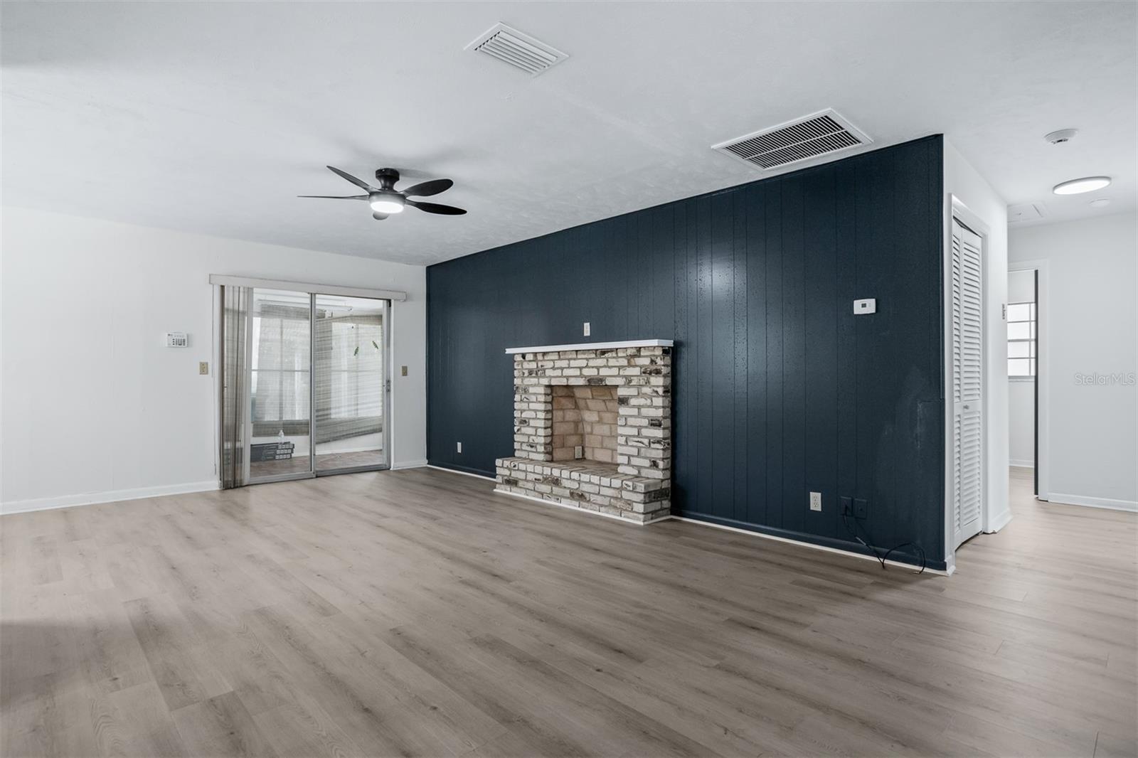 812 W WARREN AVE