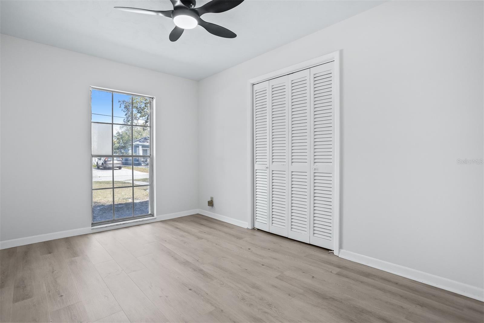812 W WARREN AVE