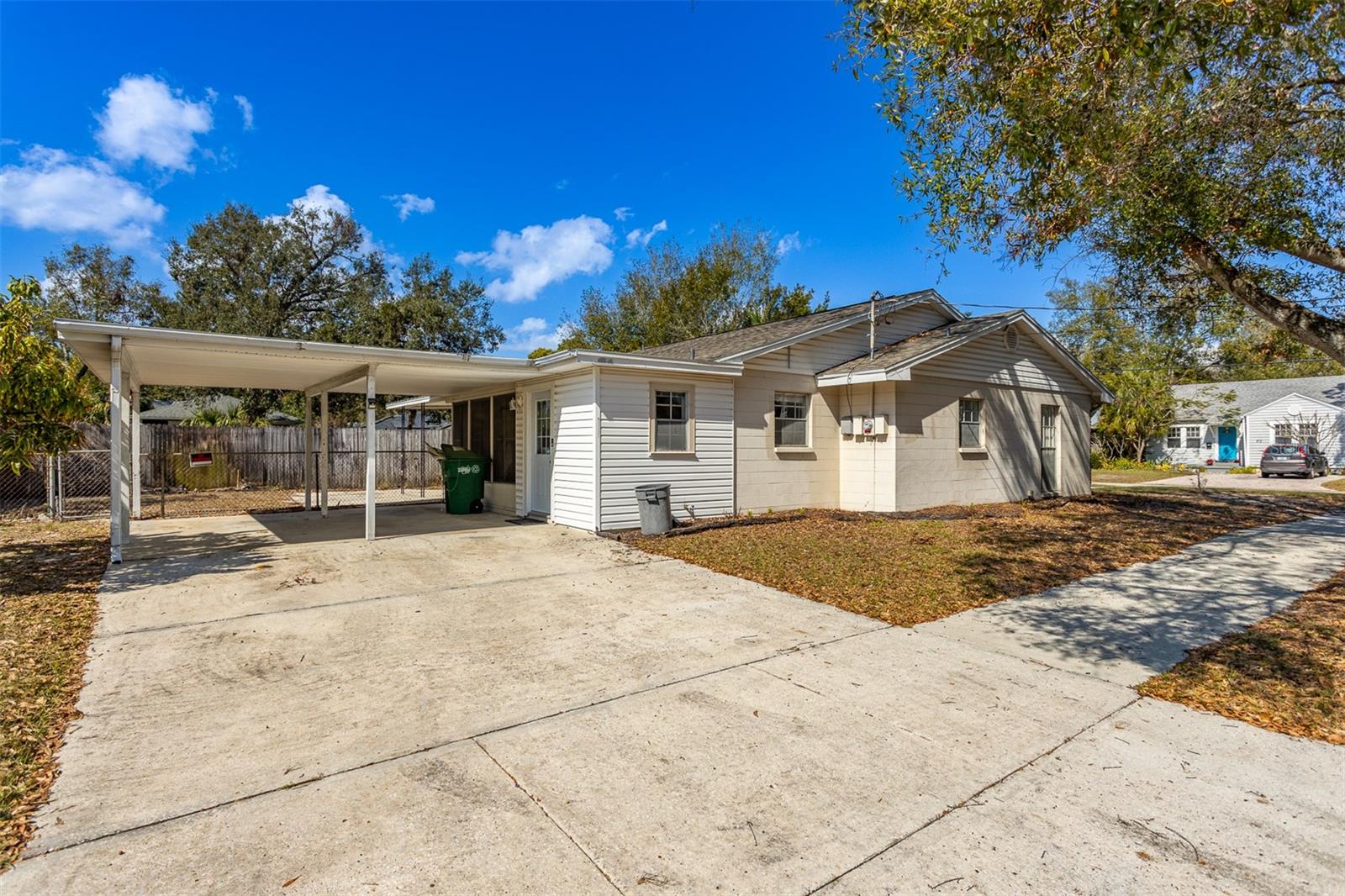 812 W WARREN AVE