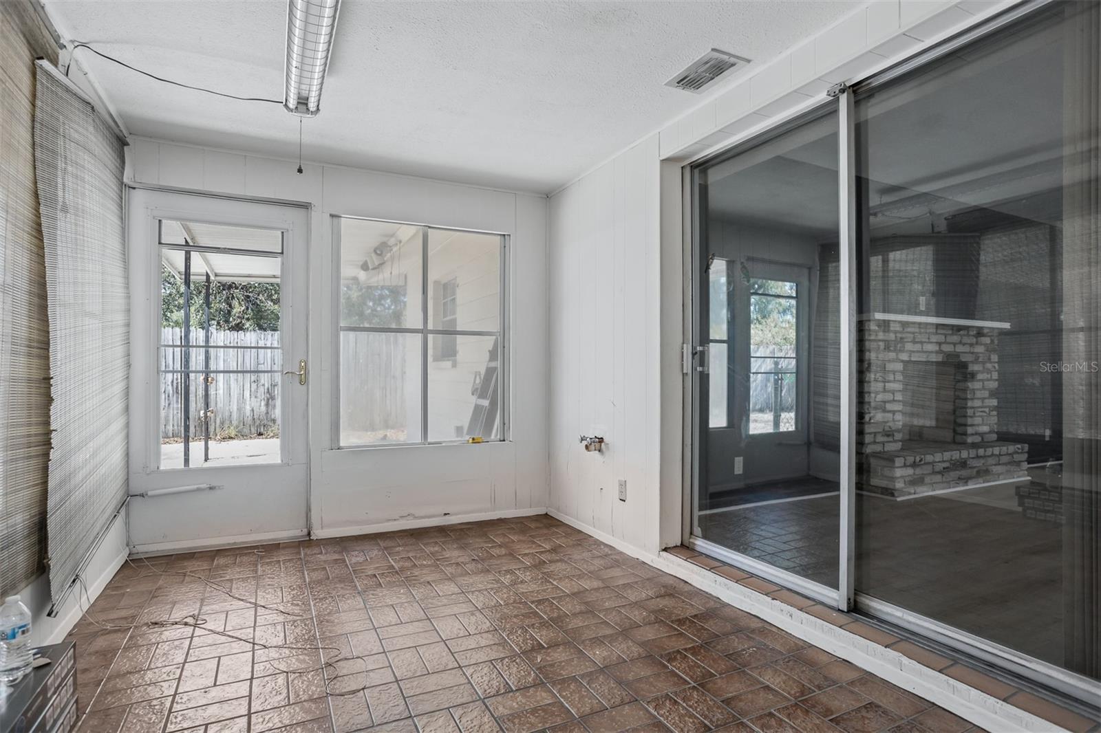 812 W WARREN AVE