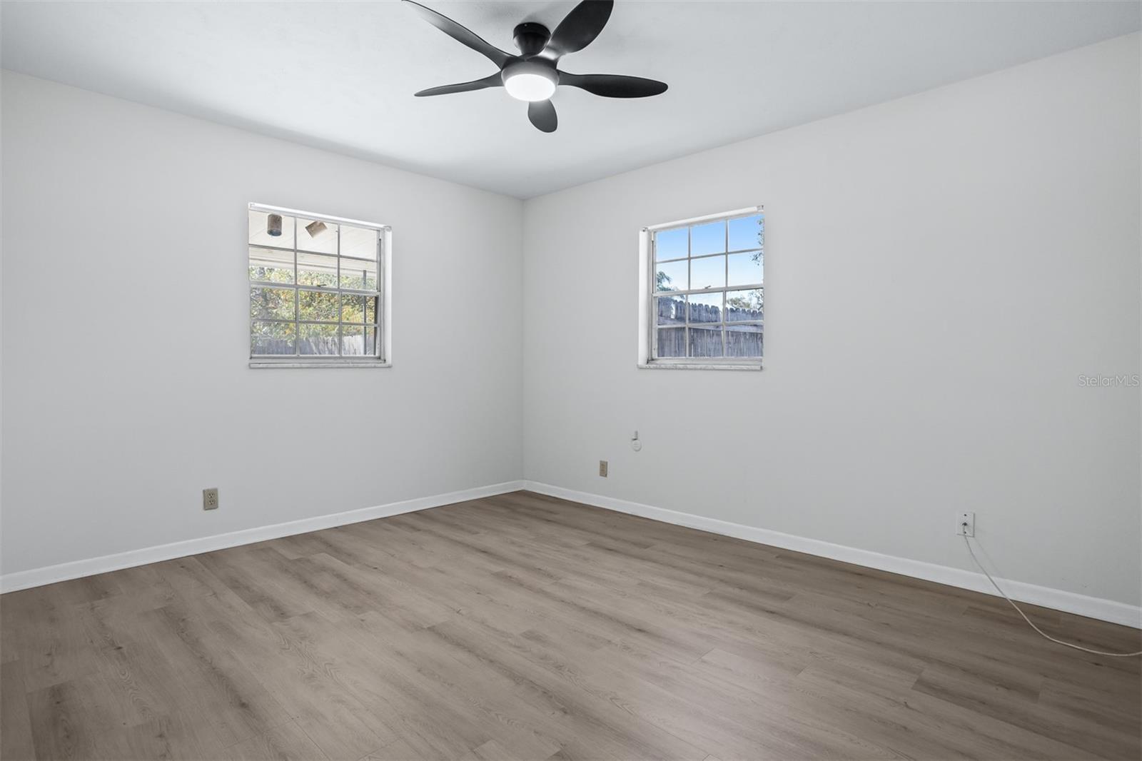 812 W WARREN AVE