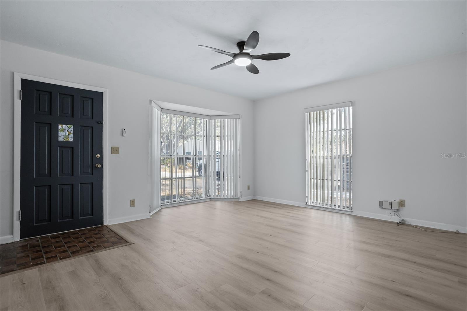812 W WARREN AVE
