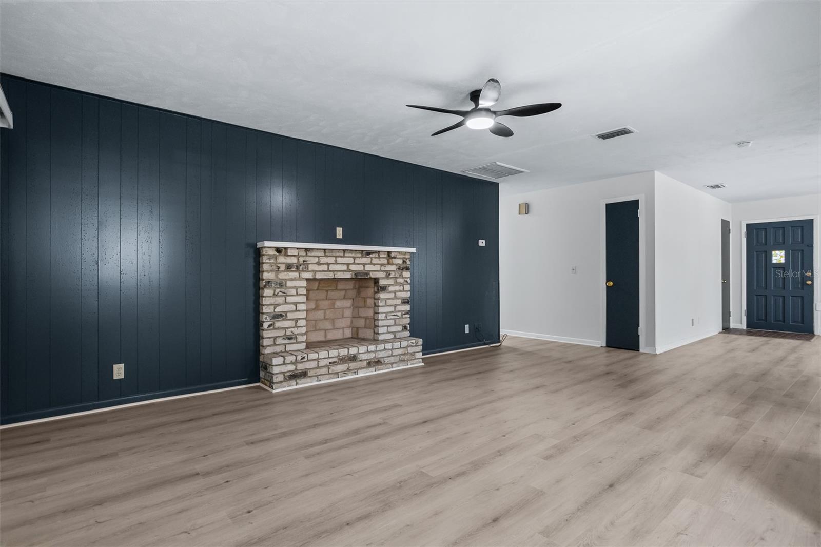 812 W WARREN AVE