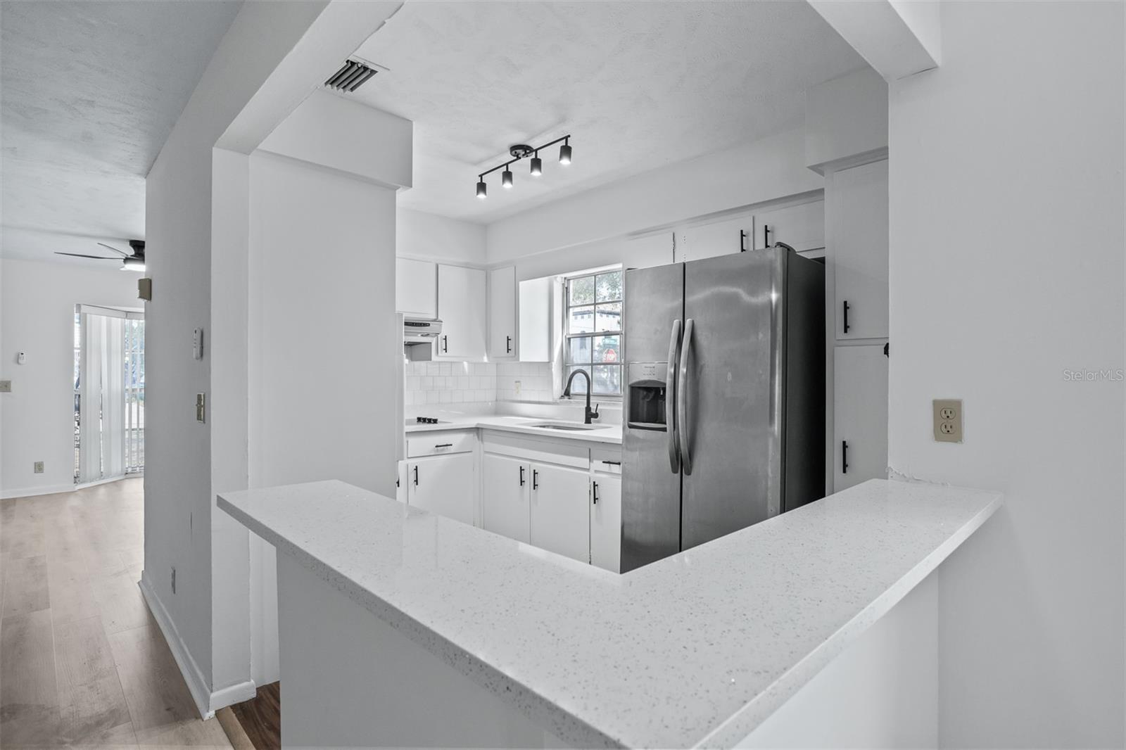 812 W WARREN AVE