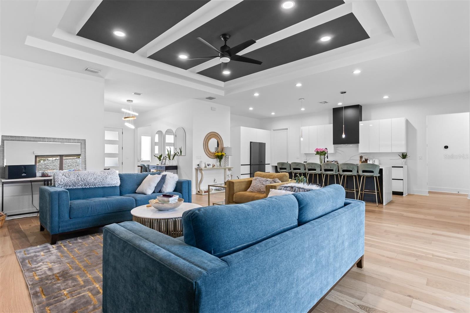 3306 W VAN BUREN DR
