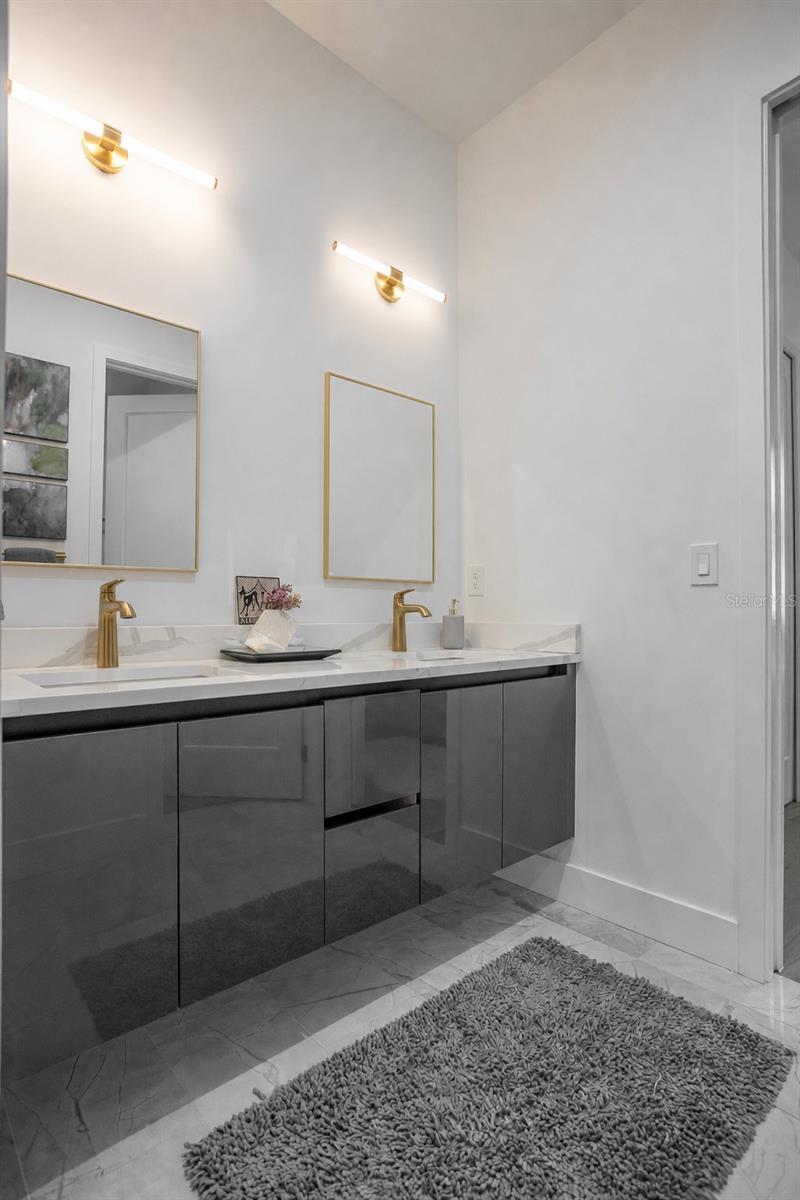 3306 W VAN BUREN DR