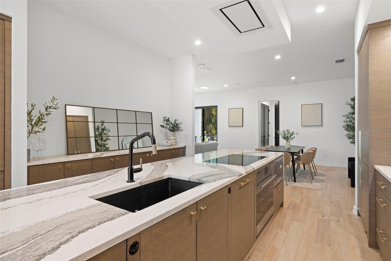 98 W DAVIS BLVD