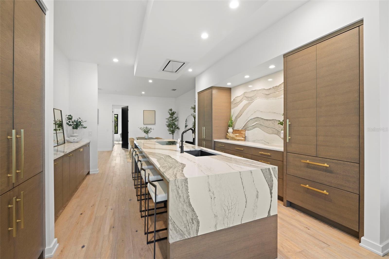 98 W DAVIS BLVD