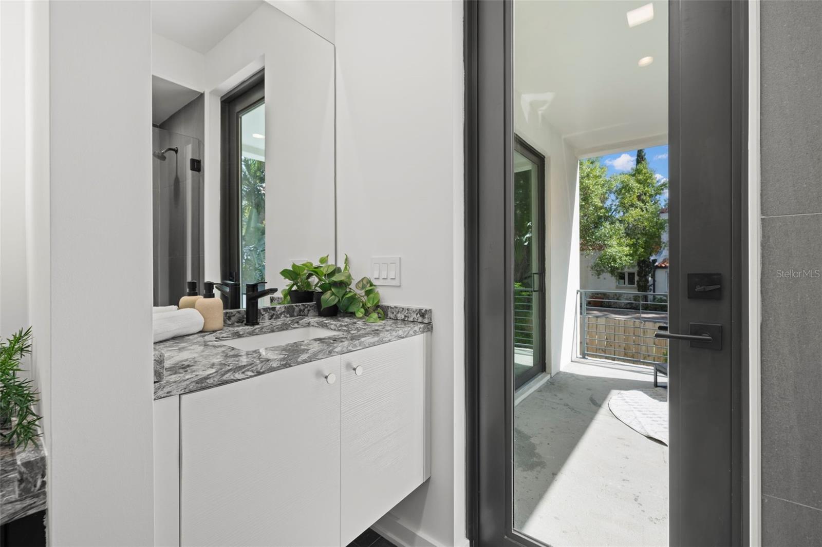 98 W DAVIS BLVD