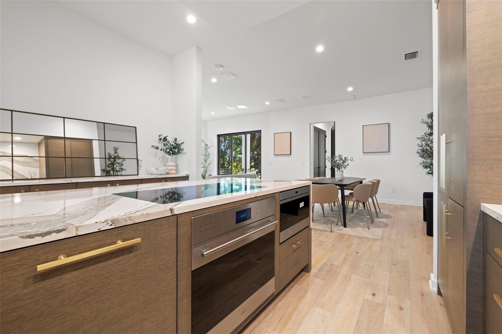 98 W DAVIS BLVD