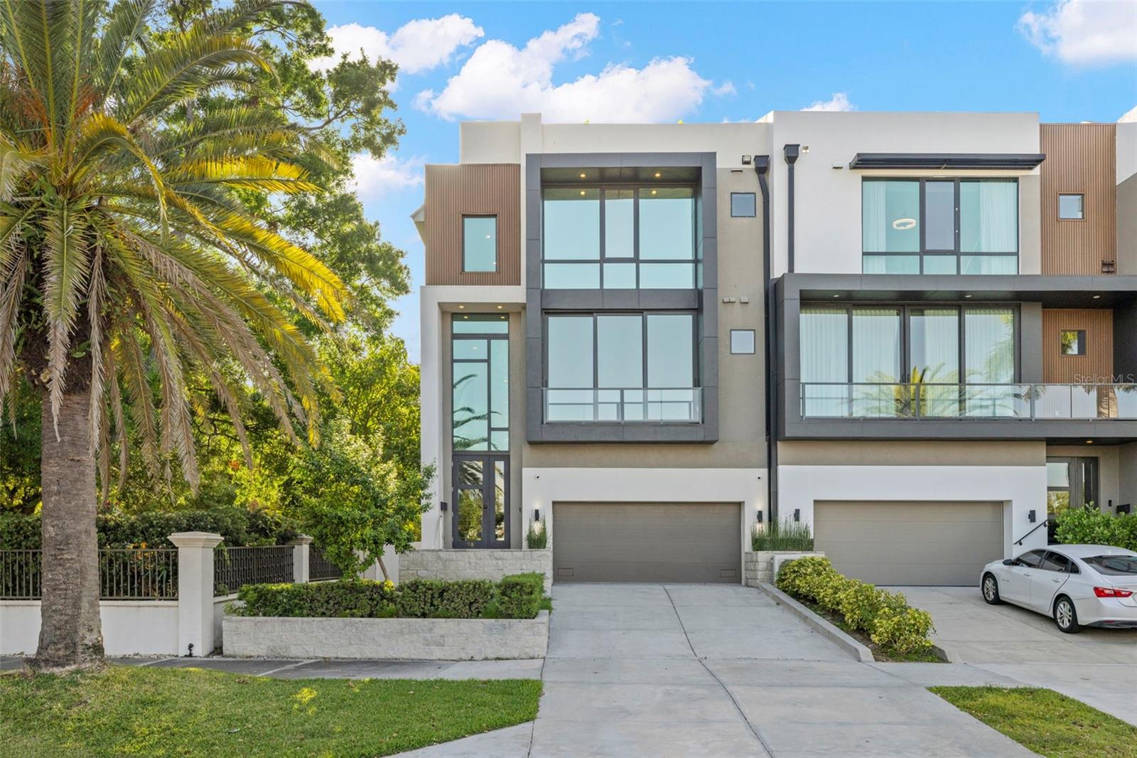 98 W DAVIS BLVD