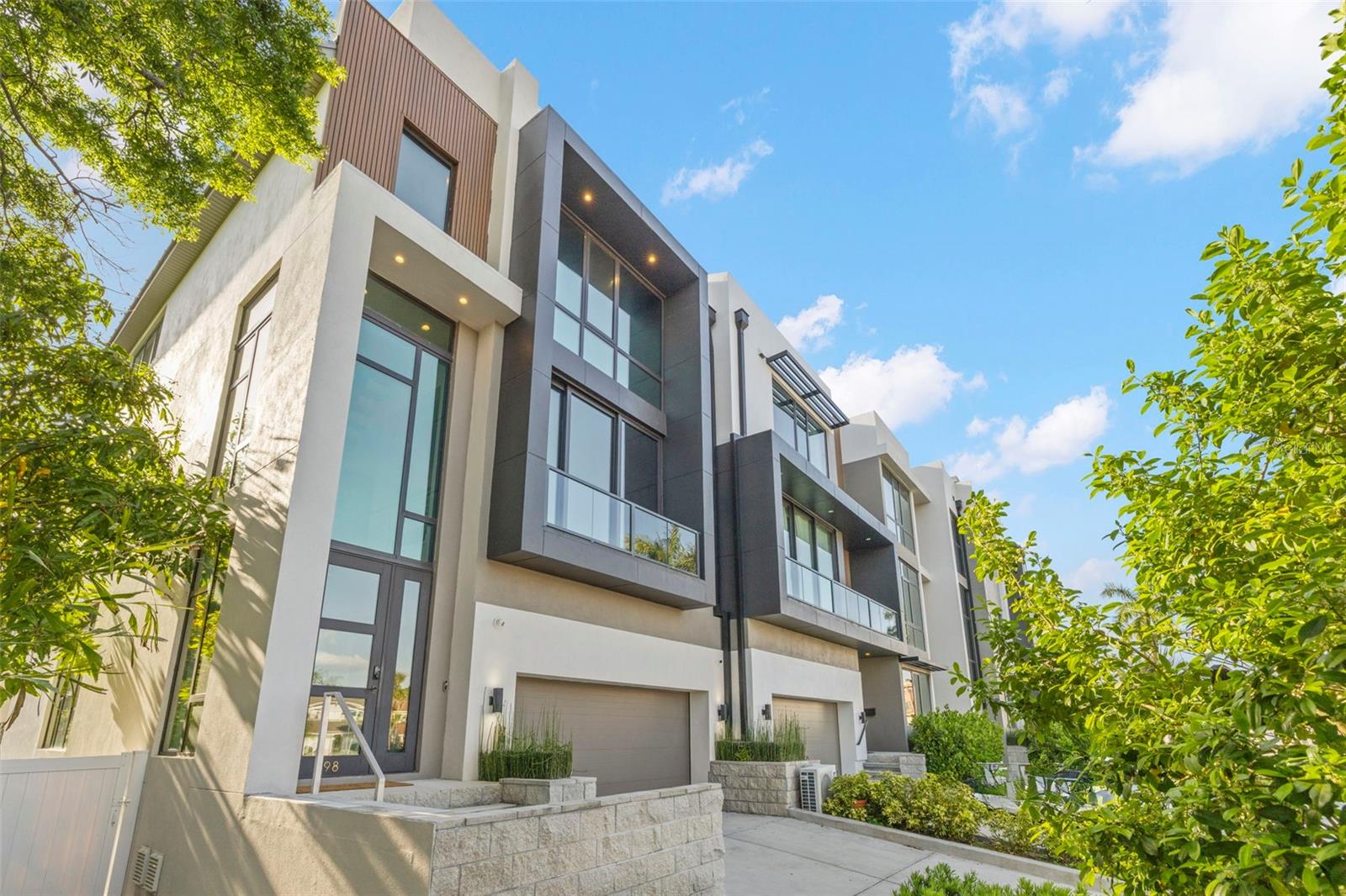 98 W DAVIS BLVD