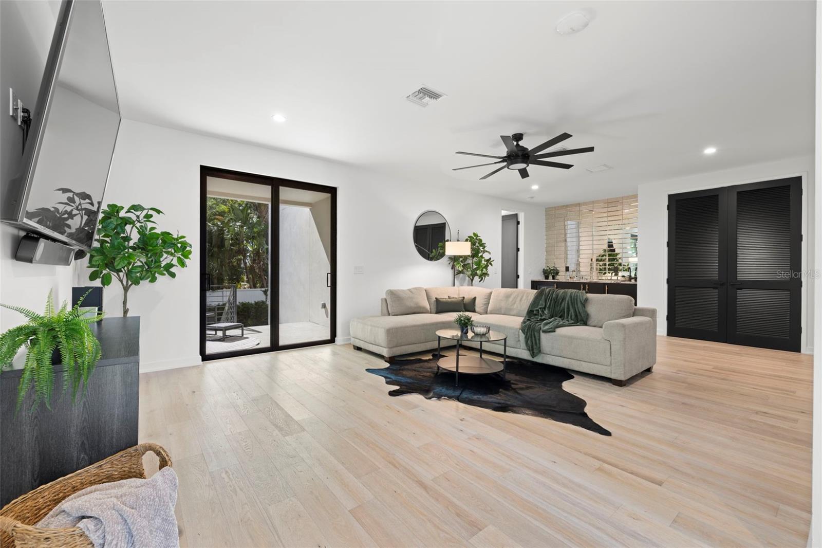 98 W DAVIS BLVD
