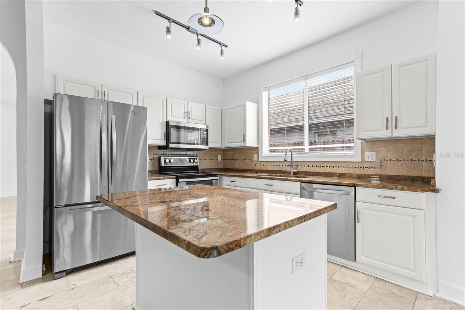 18120 PALM BREEZE DR