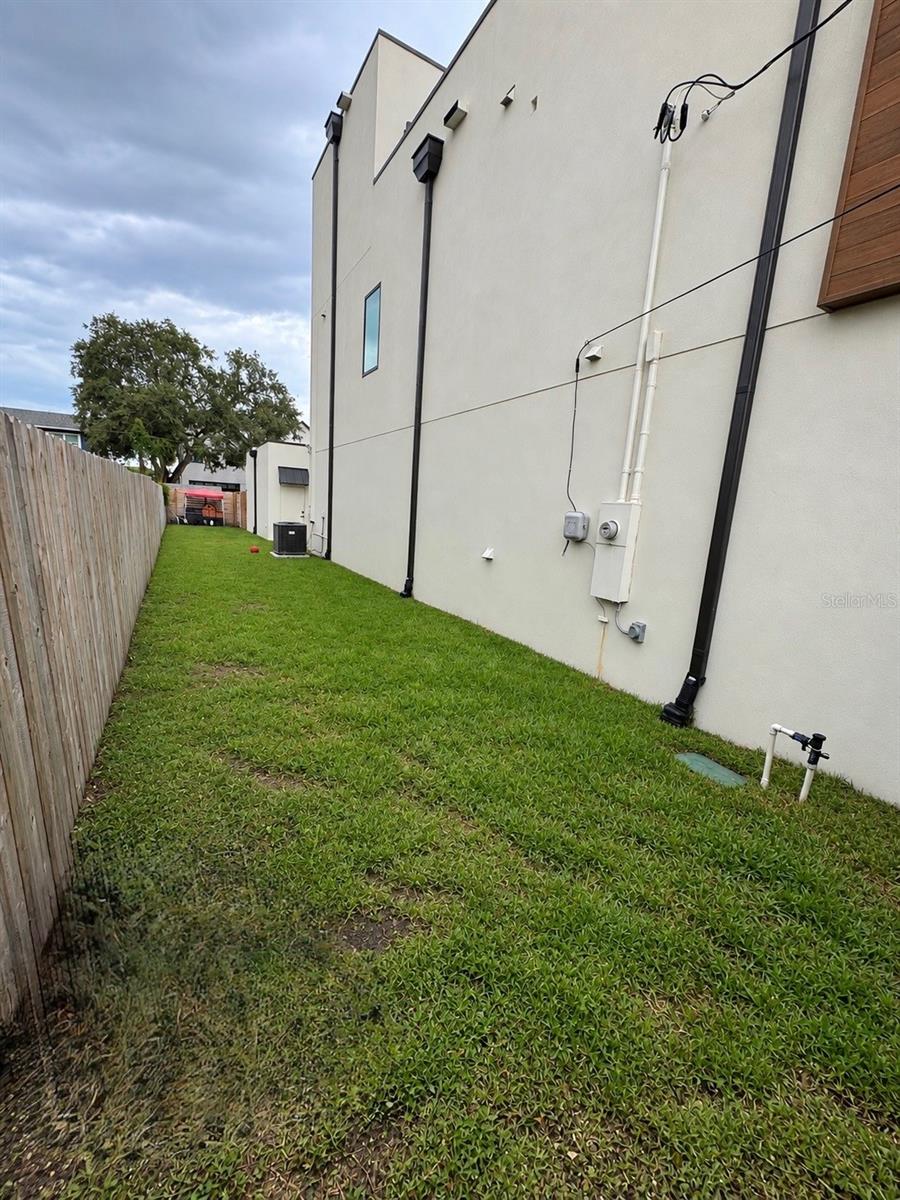 412 W AMELIA AVE #1