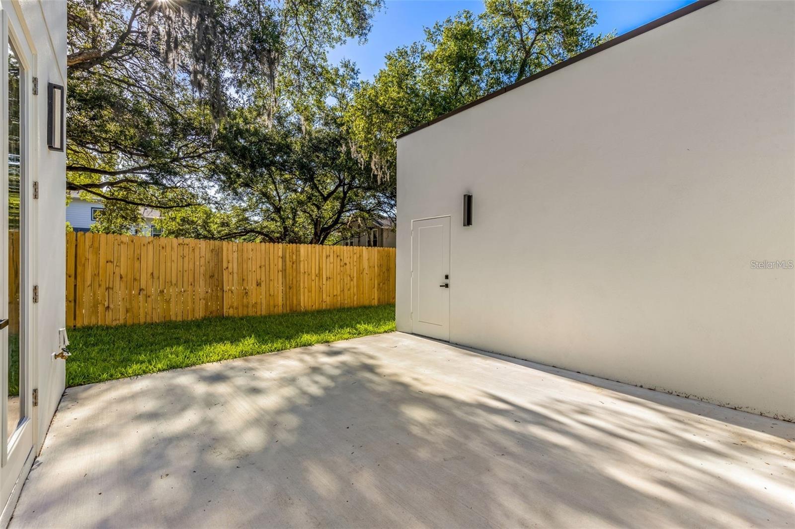 412 W AMELIA AVE #1