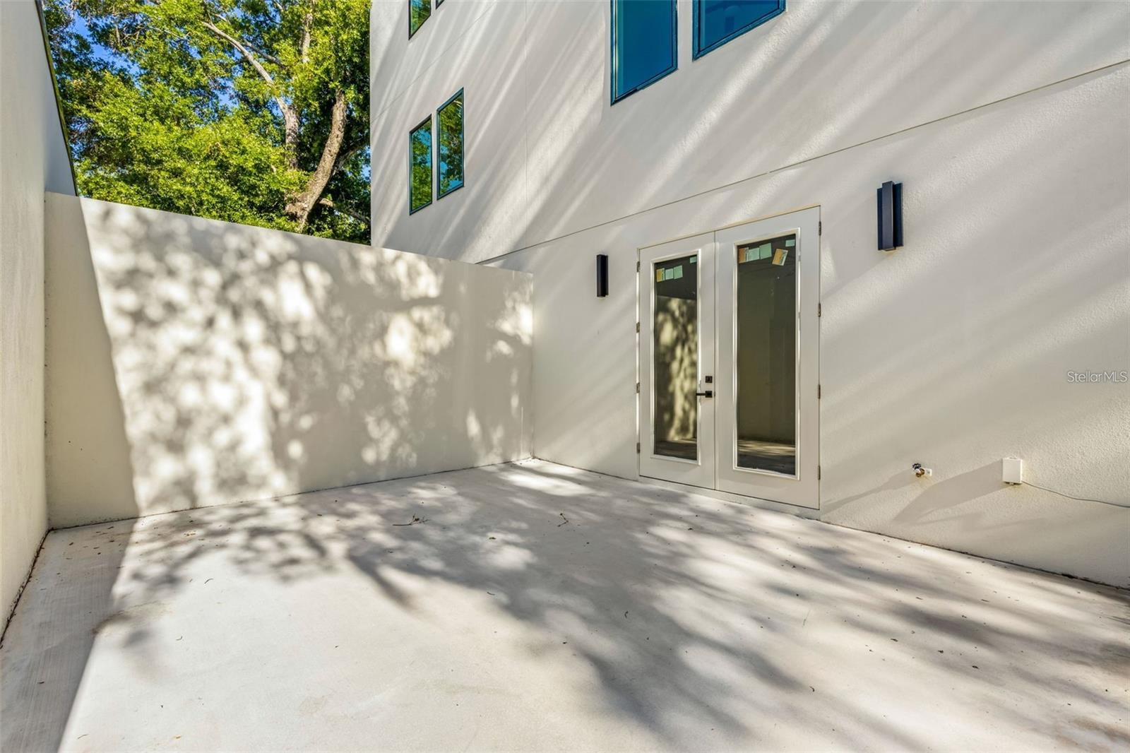 412 W AMELIA AVE #1